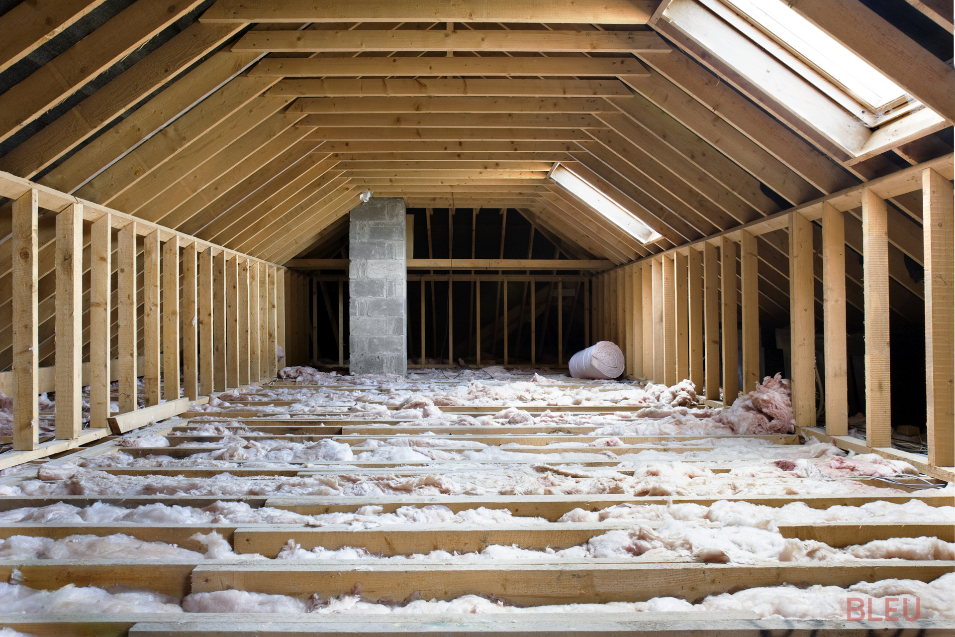 Pour limiter les déperditions énergétiques coûteuses, concentrez-vous sur l'isolation des contours de votre maison. Les pertes de chaleur sont courantes et augmentent vos factures. Selon l'ADEME : 25 à 30 % des pertes se font par les toits ; 20 à 25 % des déperditions passent par les murs ; 7 à 10 % des fuites se font par les sols ; 10 à 15 % des gaspillages se font par les fenêtres. Effectuez les travaux d'isolation en début de rénovation et calculez précisément vos besoins de chauffage. Trouvez l'appareil idéal qui s'intégrera parfaitement à votre propriété.