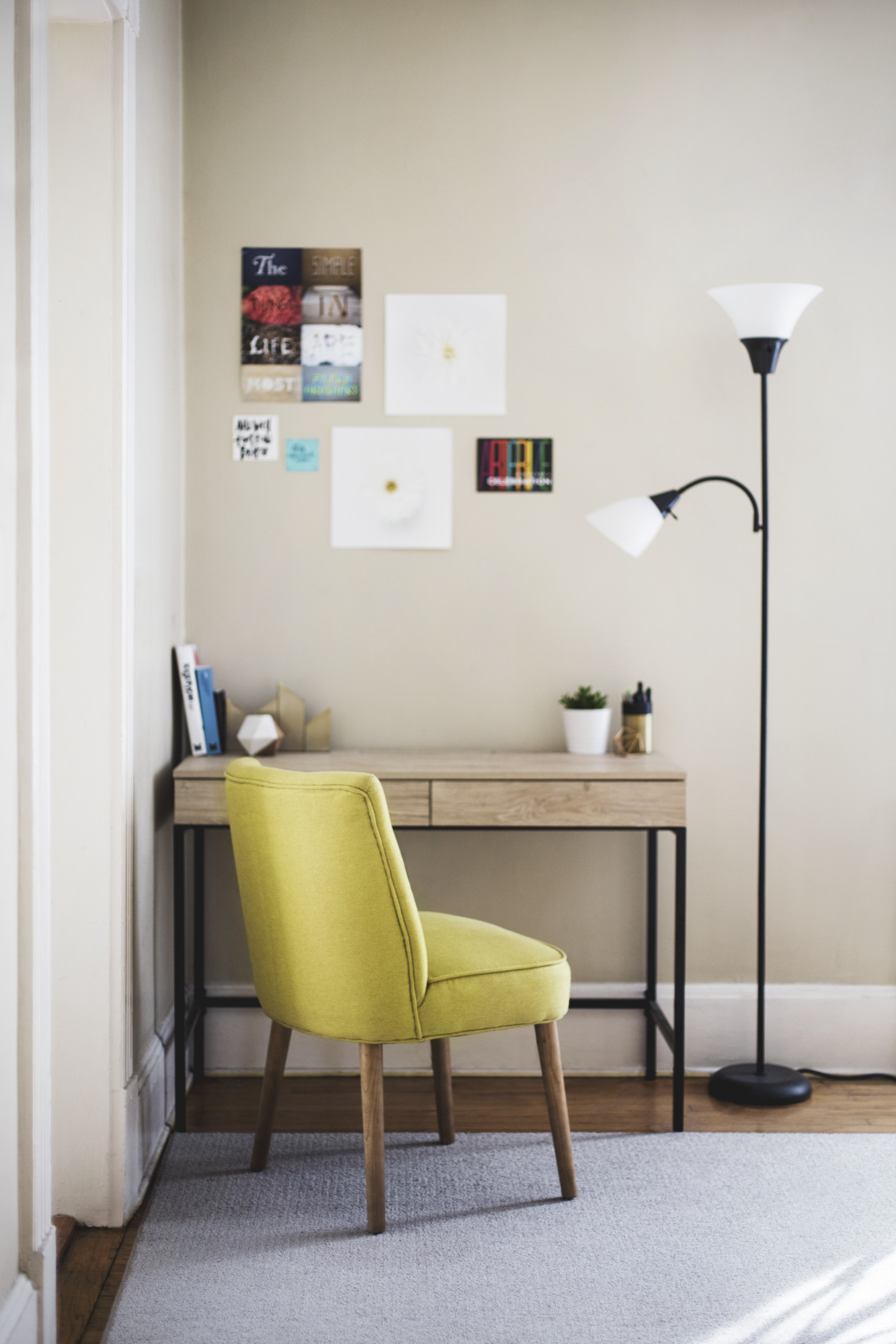 L'Agence BLEU, oin de lecture confortable et vivant. Une chaise de style moderne de couleur jaune vif attire l'attention, apportant une touche de couleur vive à l'ensemble. À côté de la chaise, une haute lampe sur pied diffuse une lumière douce, créant un environnement parfait pour la lecture. Une table en bois de forme carrée, placée juste à côté de la chaise, sert de support pour plusieurs livres et pots de plantes, ajoutant un élément naturel à la scène. L'image dégage une atmosphère chaleureuse et accueillante, invitant à la détente et à la lecture.
