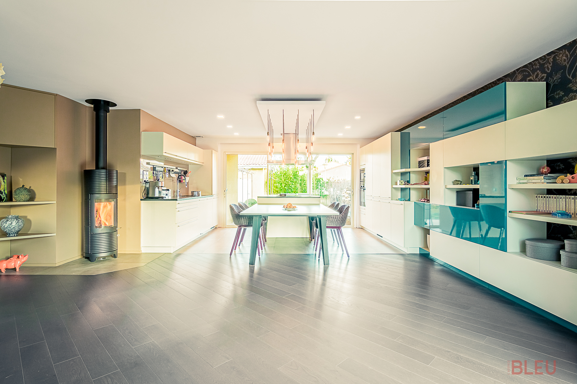Architecte intérieur Paris transforme un espace vie lumineux avec cuisine ouverte moderne et salle à manger intégrée dans une maison rénovée.
